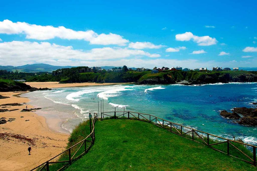 Vista general de la Playa de Anguileiro, en Asturias