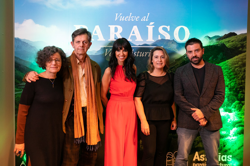 África Baeta, presentadora del 25 aniversario de Casonas Asturianas en Bilbao, con vestido rojo