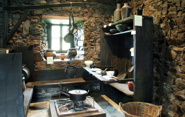 Recreación de una cocina tradicional vaqueira en el Museo Vaqueiro de Asturias