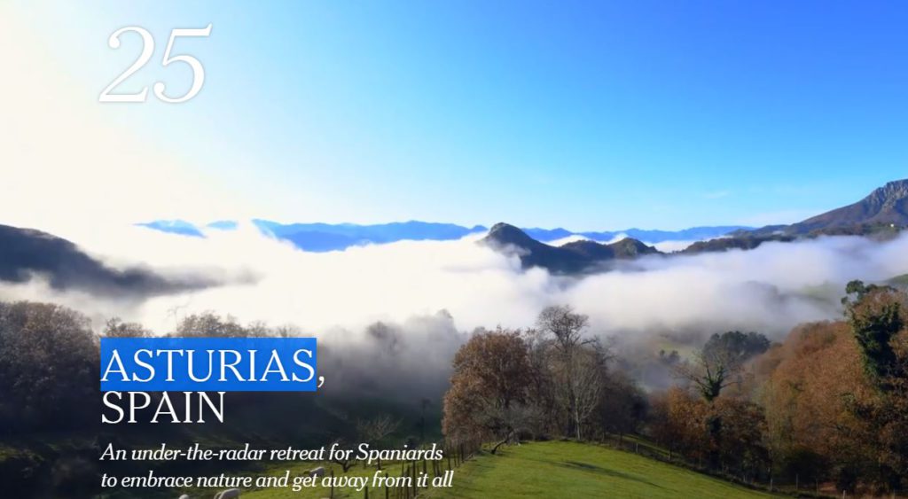 Imagen del reportaje de New York Times sobre viajar a Asturias. Paisaje asturiano cubierto de niebla.