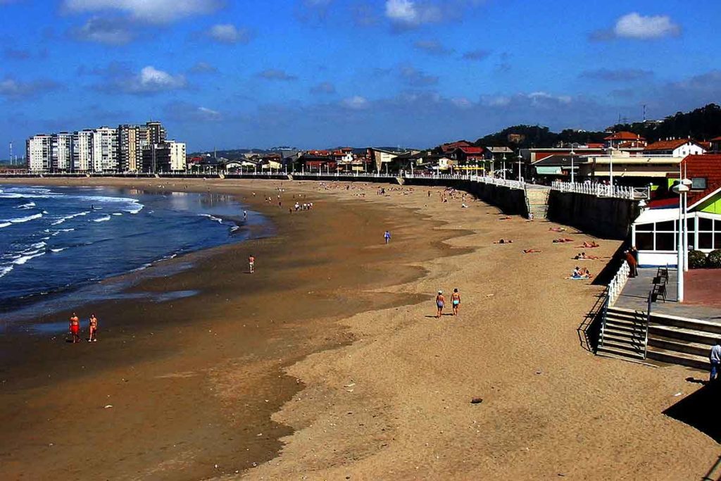 Playa urbana de Salinas, Asturias, una de las playas con bandera azul de Asturias