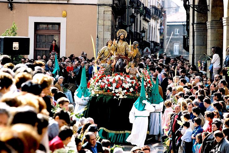 Imagen de una procesión de Semana Santa en la ciudad de Avilés, en Asturias.