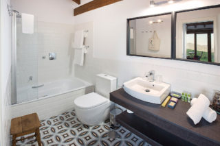 Hoteles rurales de Casonas Asturianas: vista de un baño del hotel 3 Cabos