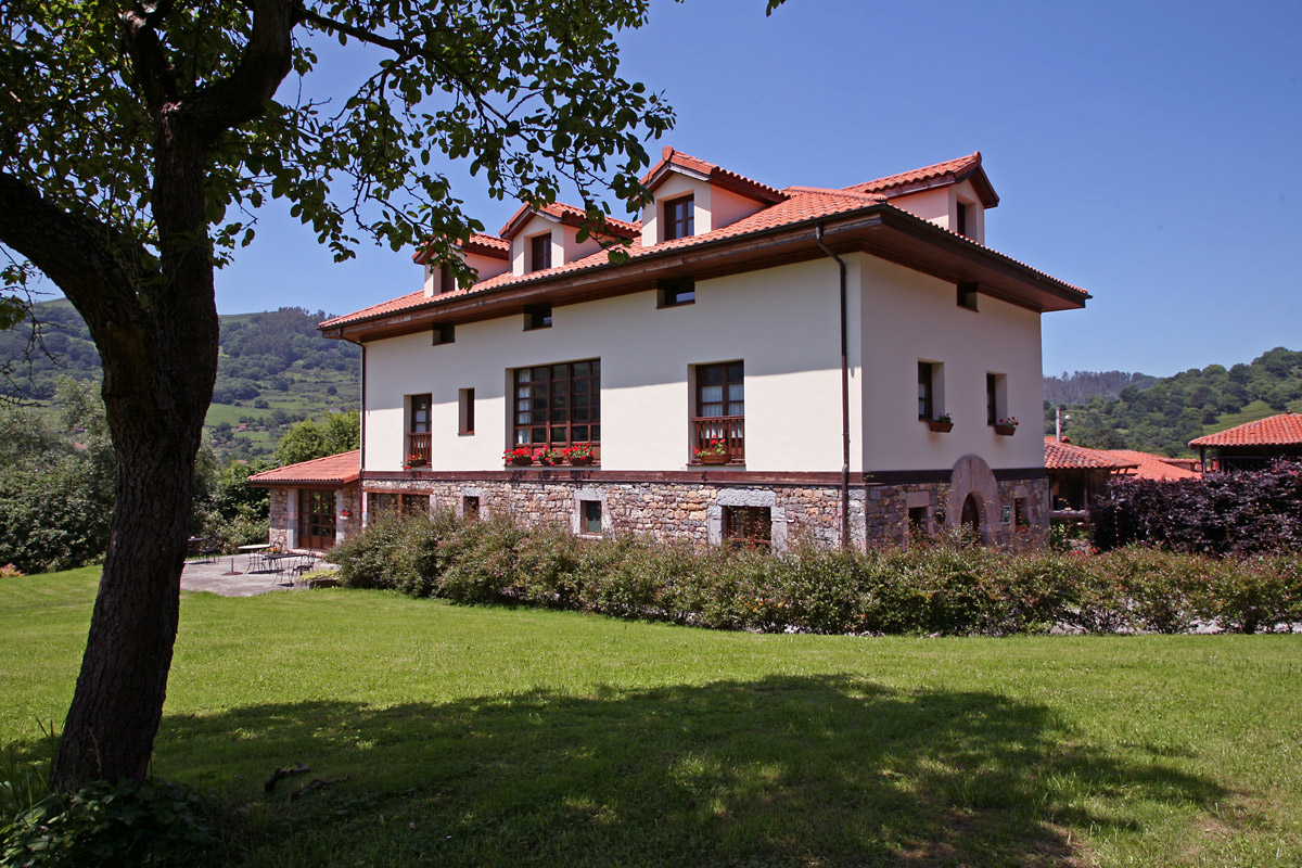 Hoteles rurales de Casonas Asturianas: fachada del hotel Casa de la Veiga