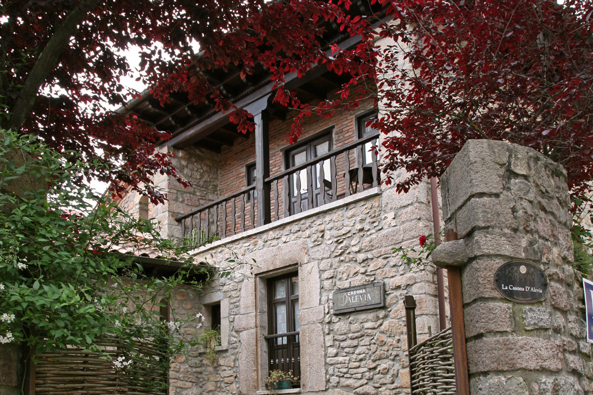 Hoteles rurales de Casonas Asturianas: fachada principal del hotel Casona D'Alevia