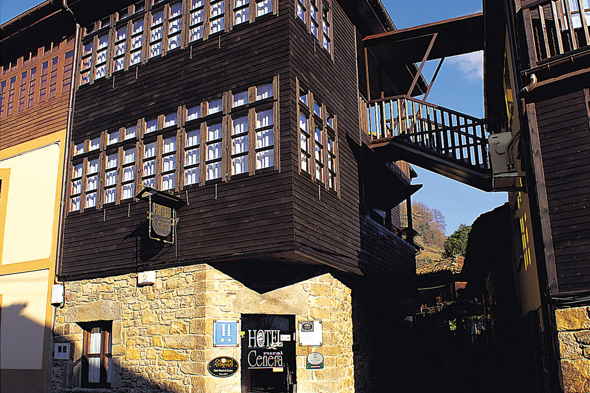 Hoteles rurales de Casonas Asturianas: fachada del hotel Cenera