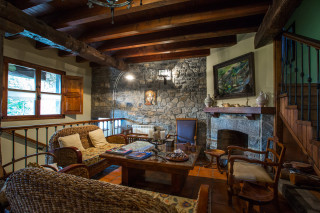 Hoteles rurales de Casonas Asturianas: salón con chimenea del hotel El Carmen