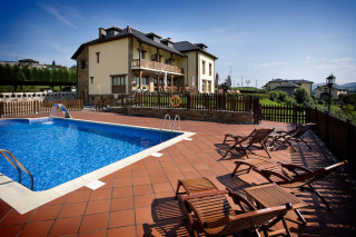 Hoteles rurales de Casonas Asturianas: piscina del hotel Hacienda Llamabúa