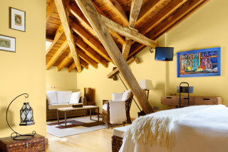 Hoteles rurales de Casonas Asturianas: original habitación con techo de vigas vistas del hotel La Casona del Viajante.