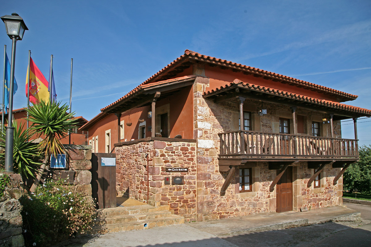 Hoteles rurales de Casonas Asturianas: fachada principal del hotel La Corte de Lugás