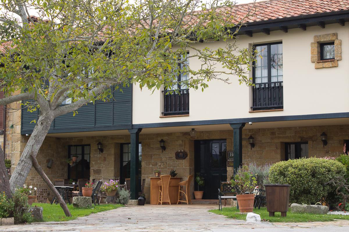 Hoteles rurales de Casonas Asturianas: fachada principal del hotel La Figar
