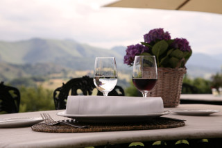 Hoteles rurales de Casonas Asturianas: unas copas sobre una mesa en la terraza del hotel Palacio de Cutre.
