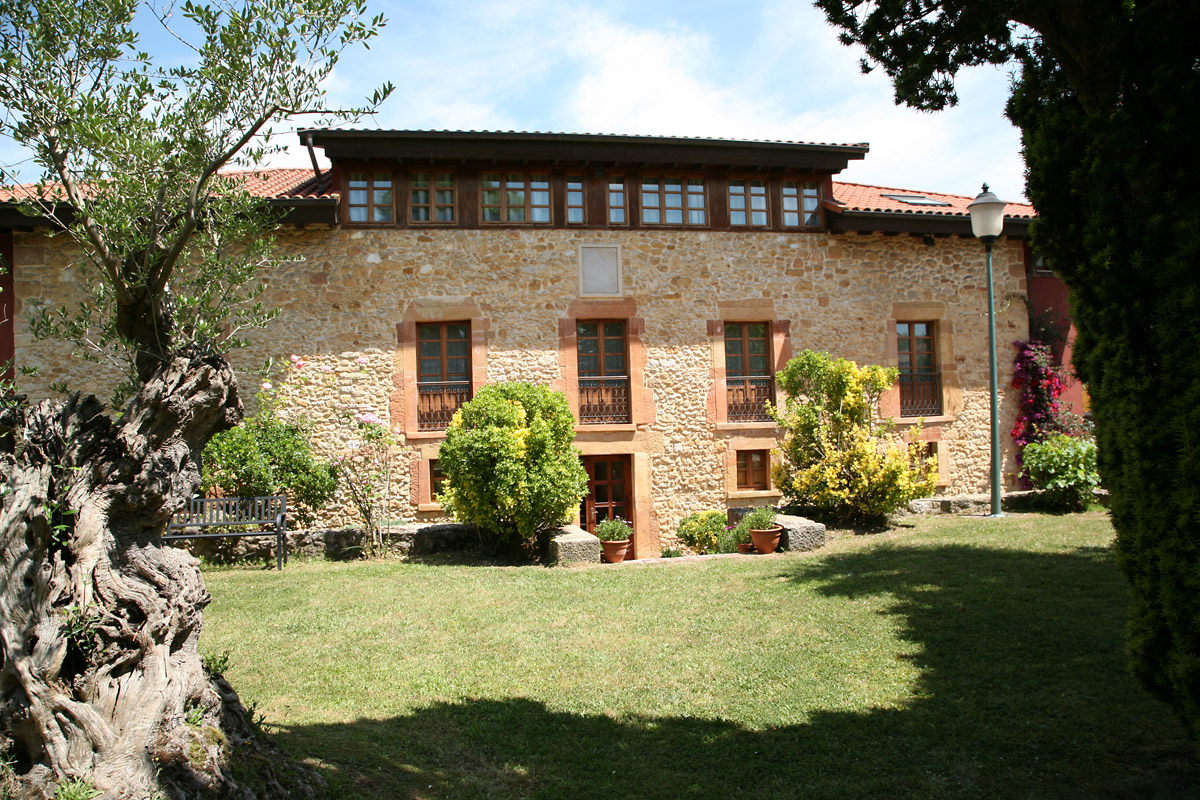 Hoteles rurales de Casonas Asturianas: fachada del hotel Palacio de la Viñona