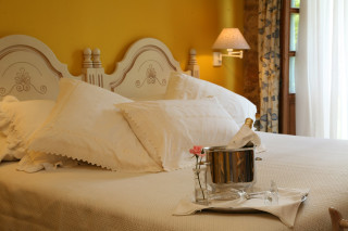 Hoteles rurales de Casonas Asturianas: detalle de una habitación del hotel Palacio de la Viñona