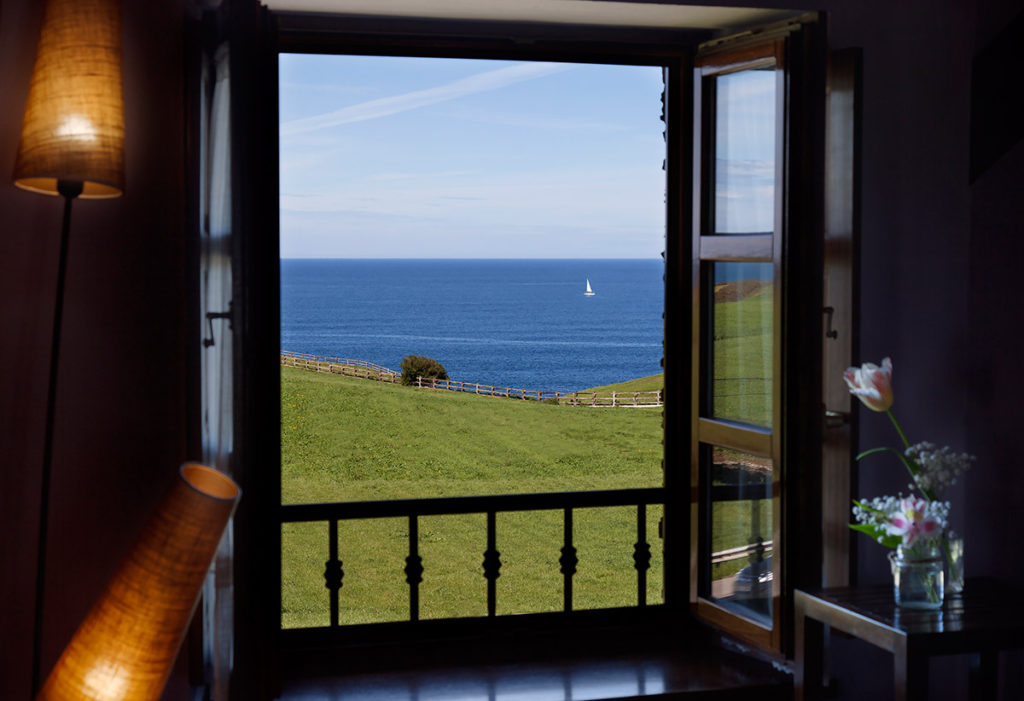 Vista del mar desde un balcón en un hotel rural de Casonas Asturianas, la forma perfecta de pasar el puente de diciembre en Asturias