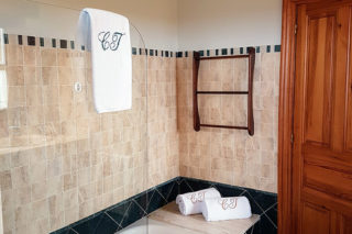 Hoteles rurales de Casonas Asturianas: una bañera en el hotel La Casona de Tresali.