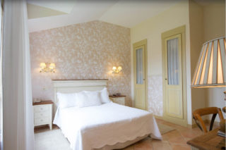 Hoteles rurales de Casonas Asturianas: una elegante habitación del Hotel Arpa de Hierba.