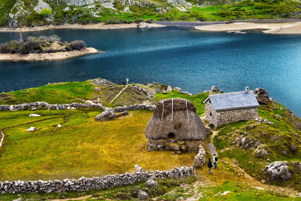 Hoteles rurales de Casonas Asturianas: una cabaña con teito de paja en el Lago del Valle, en Somiedo. Semana Santa en Asturias 2020.