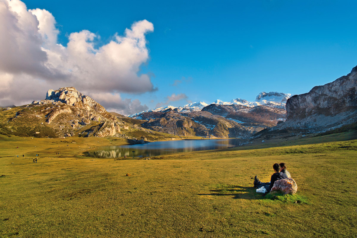 Hoteles rurales de Casonas Asturianas: vista del lago Ercina, en Asturias