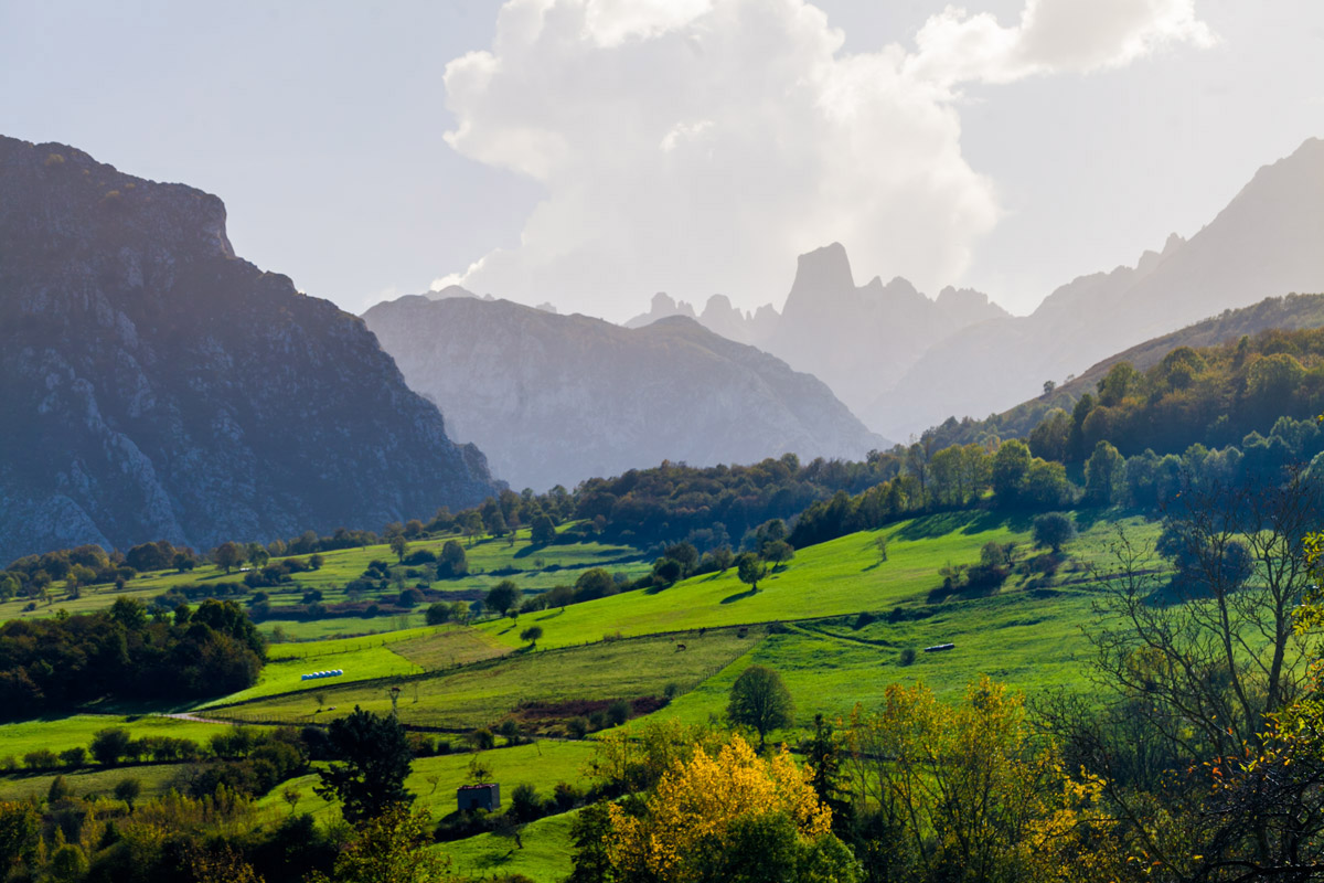 El Naranjo de Bulnes y los Picos de Europa.