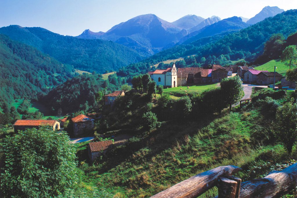 Hoteles rurales de Casonas Asturianas: vista de Quirós, en el parque natural de las Ubiñas.