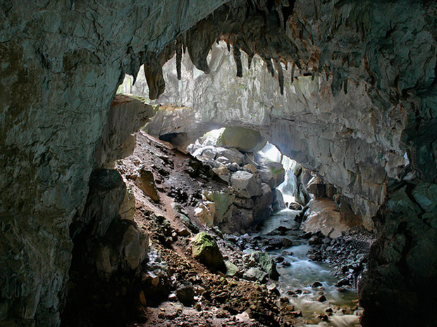 Interior de Cueva Huerta en la Asturias subterránea