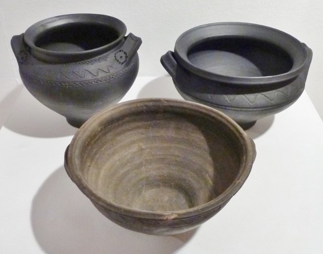 Tres vasijas de cerámica negra de Llamas del Mouro