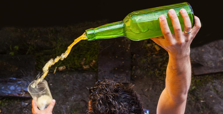 Botella y vaso de sidra. Aprender a escanciar sidra es uno de los grandes planes para el verano 2020 en Asturias