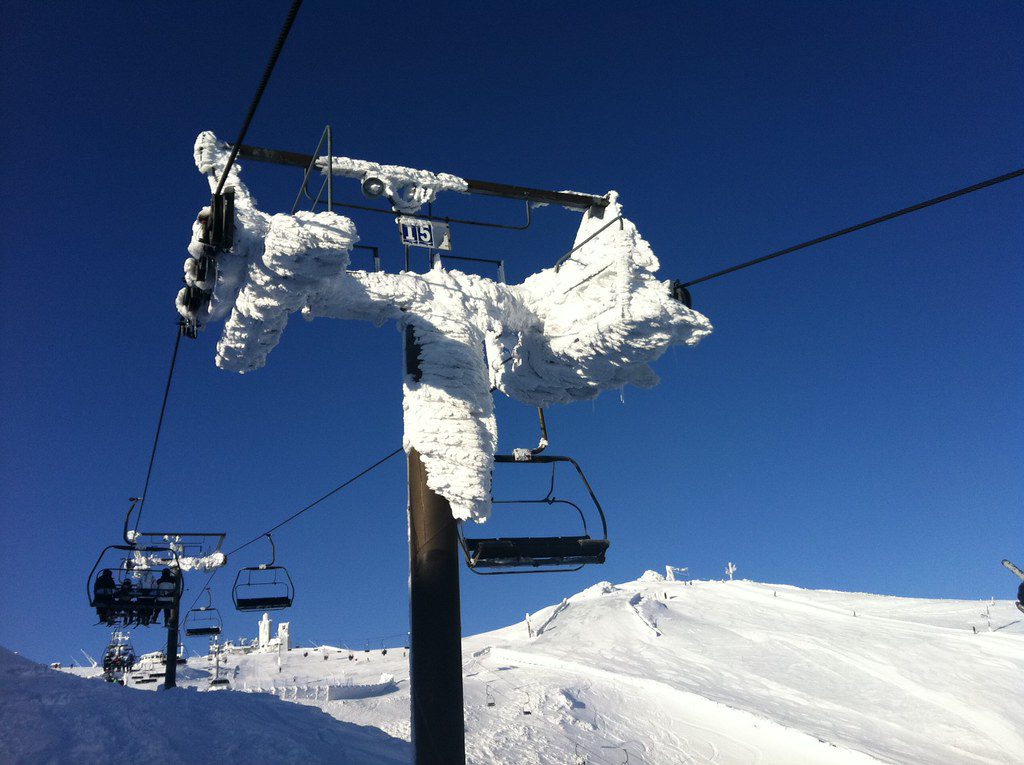 Un telesilla cubierto de nieve en Valgrande-Pajares